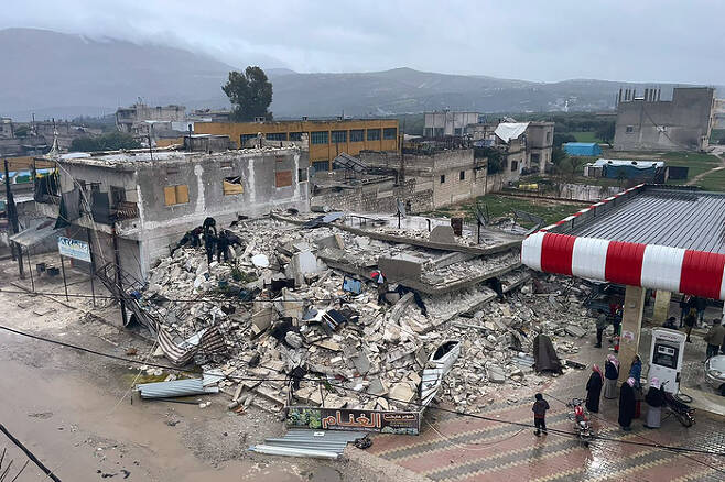 시리아와 국경을 맞댄 튀르키예 남동부에서 규모 7.8 강진이 발생한 6일(현지시간) 시리아 북서부 이들리브주 아즈마린 마을의 한 건물이 무너져 있다. 튀르키예와 시리아 당국은 이번 지진으로 인한 사망자가 각각 76명, 99명이라고 밝혔다. 지진으로 많은 건물이 붕괴해 사망자 수는 더 늘어날 것으로 보인다. 2023.02.06 [사진 =  AP = 연합뉴스]