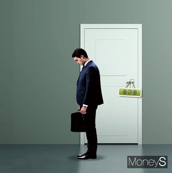 주4일제를 도입한 기업들이 생산성 악화를 우려해 이를 철회할 움직임을 보인다. /그래픽=김은옥 기자