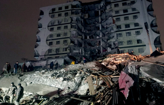 6일(현지시간) 새벽 튀르키예(터키) 동남부에서 규모 7.8의 강진이 발생한 가운데 남동부의 디야르바키르의 건물 붕괴 현장에서 구조대가 희생자들을 수색하고 있다. EPA·연합뉴스