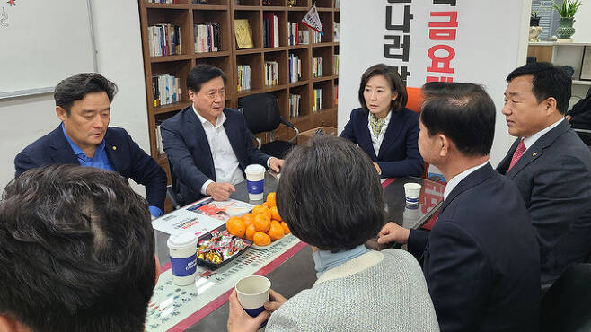 6일 오후 국민의힘 초선 방문 받고 면담하는 나경원 전 의원. 연합뉴스