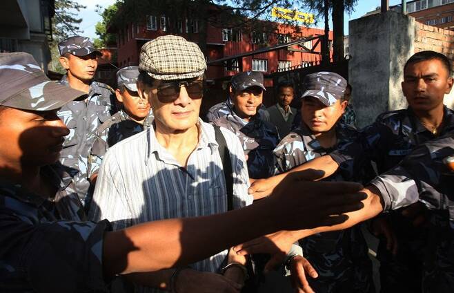 지난 2011년 살인혐의로 네팔 법원에 출석하는 소브라즈. AFP 연합뉴스