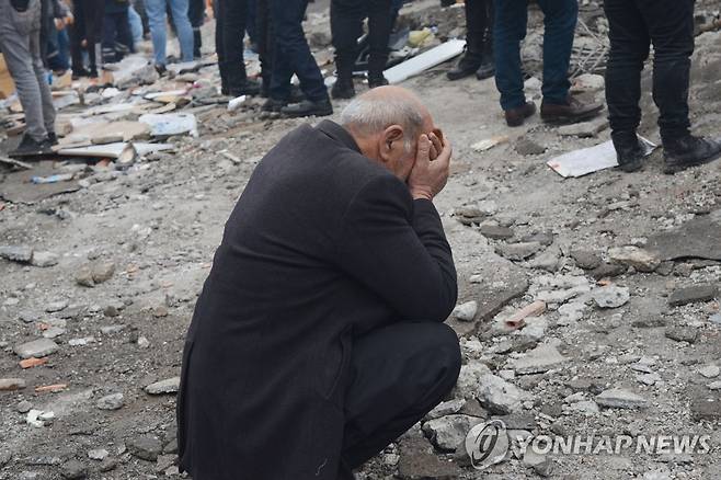 튀르키예 지진 피해 건물 앞에 주저앉은 남성 (디야르바크르[튀르키예] 로이터=연합뉴스) 튀르키예 남동부에서 규모 7.8 지진이 발생한 6일(현지시간) 한 남성이 피해지역인 디야르바크르의 붕괴한 건물 앞에 주저앉아 얼굴을 감싸고 있다. 시리아와 국경을 맞댄 지역에서 일어난 이번 강진으로 지금까지 두 나라에서 합계 1천300명 이상이 사망했다. 2023.02.06 clynnkim@yna.co.kr