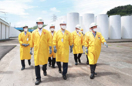 박일준 산업통상자원부 2차관(가운데)이 지난해 8월1일 월성원자력 본부 내 사용후 핵연료(고준위 방사성폐기물) 건식저장시설(맥스터) 관리 현장을 점검하고 있다. (사진=산업부)