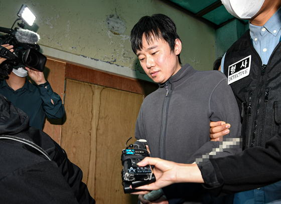 지난해 9월 21일 신당역 살해 피의자 전주환이 남대문경찰서에서 검찰로 이송되고 있다. 〈사진=공동취재·연합뉴스〉