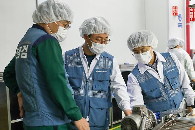 지난 6일 파리크라상 성남 공장에서 안전 점검의 날을 맞아 근로자들이 노사합동점검을 진행하고 있다.(SPC제공)