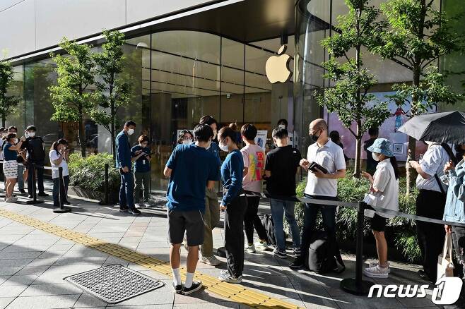 일본 도쿄 애플 매장 앞에 아이폰14을 구매하러 온 고객들이 길게 줄지어 서 있다. 2022.09.16 ⓒ AFP=뉴스1
