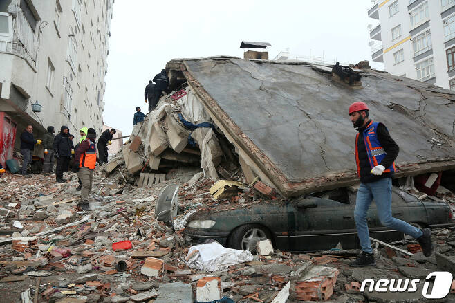 튀르키예 남동부 디야르바키르에서 6일(현지시간) 구조대원들이 무너진 건물 잔해 속에서 생존자를 수색하고 있다. ⓒ 로이터=뉴스1 ⓒ News1 최종일 기자