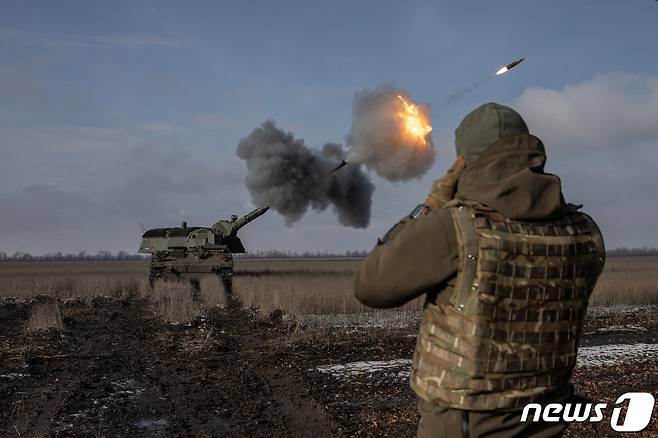5일(현지시간) 우크라이나 도네츠크 바흐무트에서 포병 병사가 러시아 군을 향해 독일제 곡사포 판저하우비츠 2000을 발사하고 있다. ⓒ 로이터=뉴스1 ⓒ News1 우동명 기자