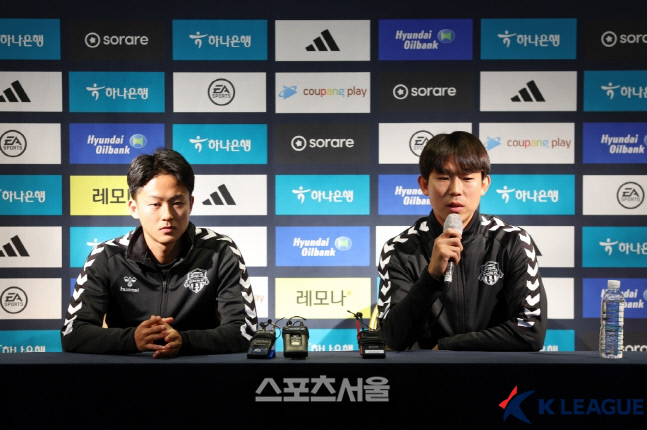 수원FC 윤빛가람(오른쪽)과 이승우. 제공 | 한국프로축구연맹