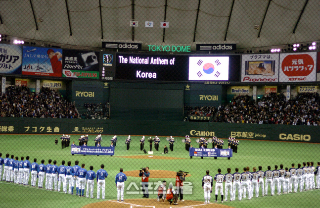 제1회 월드베이스볼클래식(WBC) 2006 한국과 일본의 경기 전 각국 국기에 대한 경례 행사. 도쿄 |  최승섭기자 thunder@sportsseoul.com