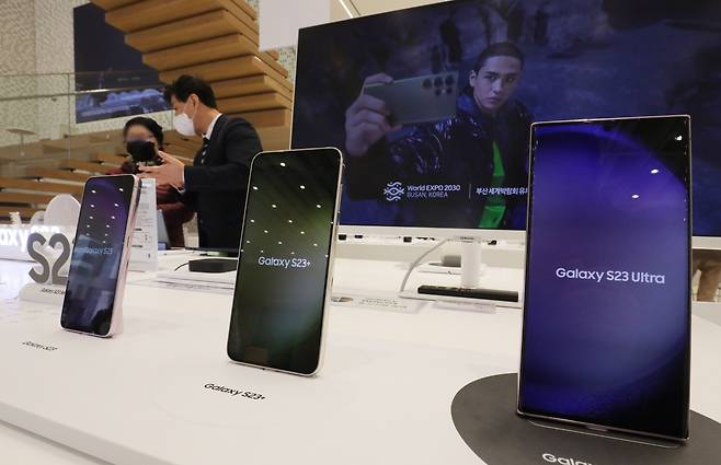 갤럭시 S23 시리즈 사전판매 예약이 시작된 7일 서울 마포구 삼성디지털프라자 홍대본점에서 시민들이 갤럭시S23 시리즈를 살펴보고 있다. /뉴스1