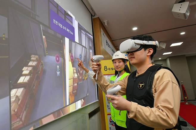 현대모비스 임직원이 가상현실(VR) 장비를 착용해 사고 상황을 체험하고 안전교육을 받고 있다.