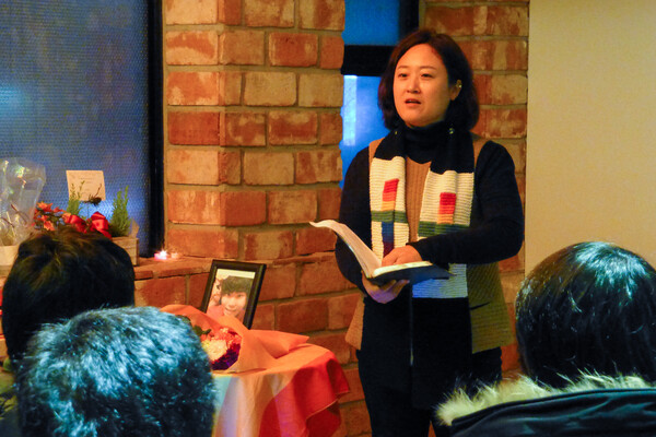 고 임보라 목사가 지난 2014년 12월 23일 청소년성소수자위기지원센터 띵동 개소식 때 축사를 하고 있다. 정민석 ‘띵동’ 대표 제공