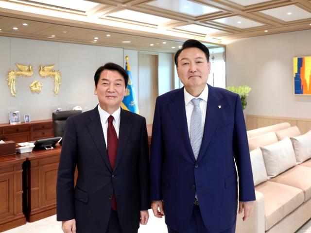 2022년 6월 서울 용산 대통령실 청사에서 윤석열(오른쪽) 대통령과 안철수 의원이 함께 사진을 찍고 있는 모습. 연합뉴스