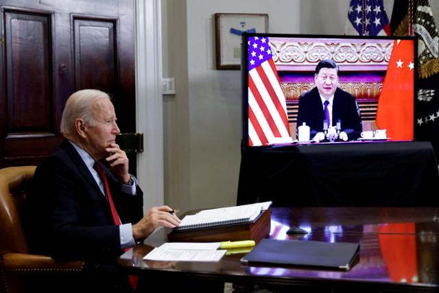 조 바이든(왼쪽) 미국 대통령이 지난해 11월 15일 워싱턴 백악관에서 시진핑 중국 국가주석과 화상 정상회담을 하고 있다. 워싱턴=로이터 연합뉴스
