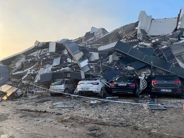 규모 7.8의 강진이 발생한 다음 날인 7일 튀르키예 하타이의 붕괴된 건물 잔해 더미에 자동차들이 깔려 있다. 하타이=로이터 연합뉴스