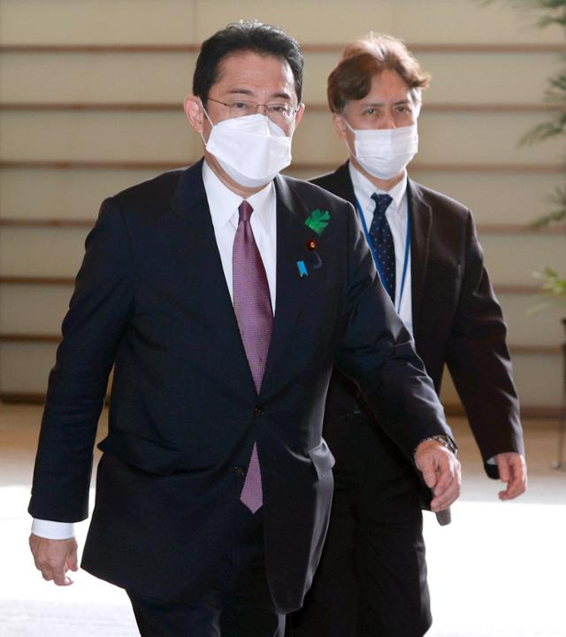 기시다 후미오(왼쪽) 일본 총리와, 지난 3일 기자들에게 성소수자 혐오 발언을 해 4일 해임당한 아라이 마사요시 총리 비서관이 지난해 4월 13일 관저에 들어오는 모습. 도쿄=EPA 지지 연합뉴스