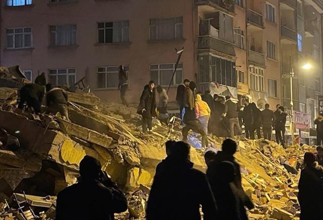 6일(현지시간) 튀르키예 남부 지카흐라만마라슈주(州) 바자르지흐 주민들이 무너진 건물 잔해 위에서 생존자를 찾고 있다. 바자르지흐=AP 뉴시스