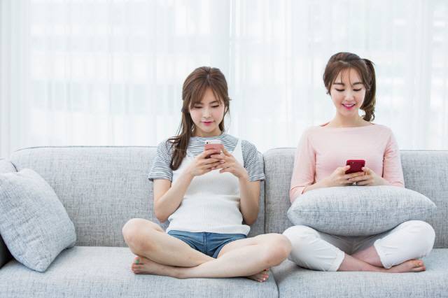 걷기는 관절에 부담이 되지 않고 가볍게 실천할 수 있는 최고의 운동법으로 꼽힌다./사진=클립아트코리아