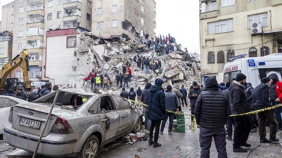튀르키예에서 6일(현지시간) 발생한 지진으로 건물이 무너져 내린 모습. 사진 EPA=연합뉴스