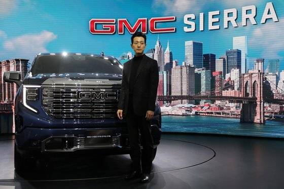 배우 정성일이 7일 서울 서초구 세빛섬에서 열린 GM의 프리미엄 픽업·SUV 브랜드 GMC의 첫 모델인 초대형 픽업트럭 시에라 출시 행사에 참석해 차량과 함께 포즈를 취하고 있다. 뉴스1