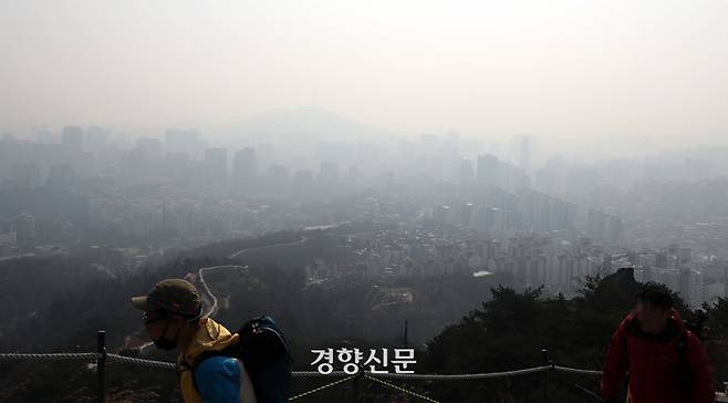 수도권에 미세먼지 비상저감조치가 시행된 6일 서울 인왕산에서 바라본 서울 시내가 뿌옇게 뒤덮여 있다. 서성일 선임기자