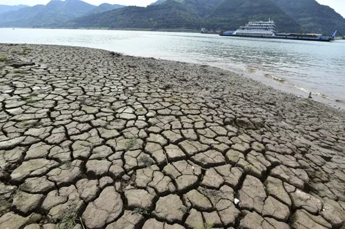 지난해 중국 남서부 충칭시의 창장(양쯔강) 바닥이 가뭄으로 메말라 있다. 차이나토픽스·AP연합뉴스