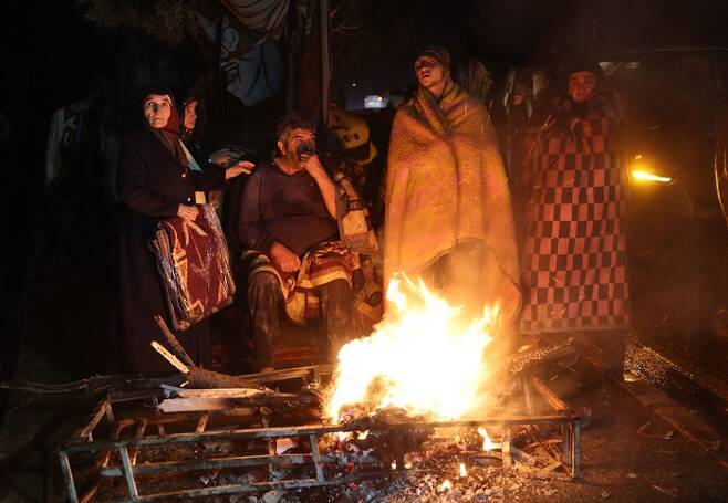 튀르키예 카라만마라스에서 강진을 피해 모인 주민들이 7일(현지시간) 모닥불을 피워 추위를 녹이고 있다. AFP연합뉴스