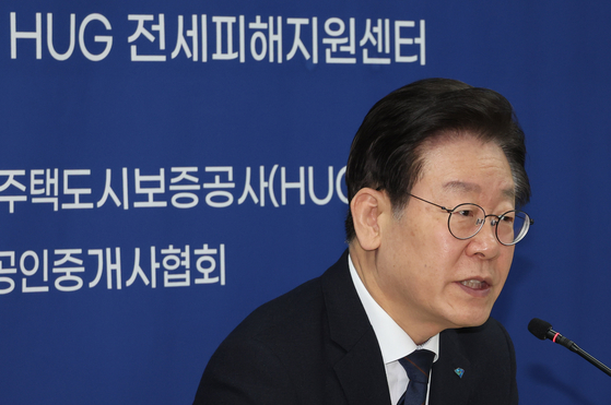 Lee Jae-myung, Democratic Party chairman, in meeting with victims of jeonse fraud in Seoul on Tuesday. [YONHAP]
