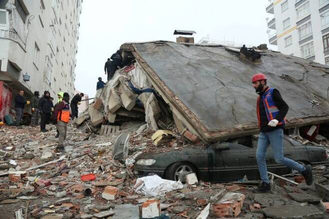 6일(현지시간) 구조대원들이 지진으로 붕괴한 튀르키예 남동부 디야르바크르의 한 건물에서 실종자를 수색하고 있다.   사진=연합뉴스