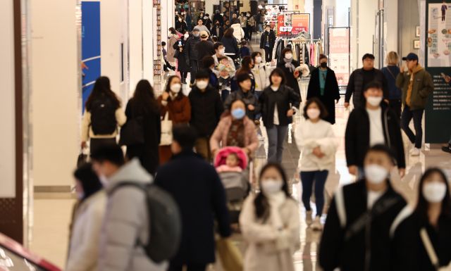 서울 강남구 코엑스몰에서 지난 5일 시민들이 마스크를 착용한 채 이동하고 있다. 실내 마스크 착용 의무는 코엑스몰을 포함한 다중이용시설에서 지난달 30일부터 대부분 해제됐다. 연합뉴스