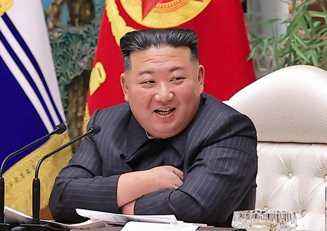 북한이 김정은 국무위원장이 참석한 가운데 6일 당중앙위원회 본부청사에서 노동당 중앙군사위원회 확대회의를 개최했다. 조선중앙통신, 연합뉴스