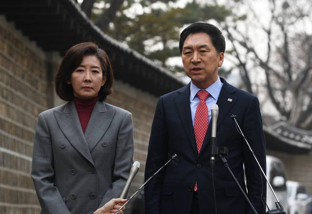 국민의힘 3·8 전당대회 당권주자인 김기현 후보와 당대표 출마를 중도에 접은 나경원 전 의원이 7일 서울 중구 한 식당에서 오찬을 마치고 입장 발표를 하고 있다. 이한형 기자