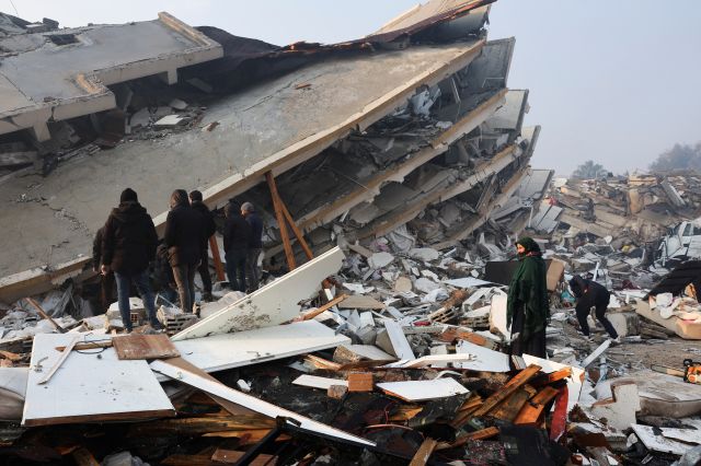 튀르키예 하타이에서 7일(현지시간) 주민들이 지진으로 무너진 건물과 그 주변을 살피고 있다. 로이터연합뉴스