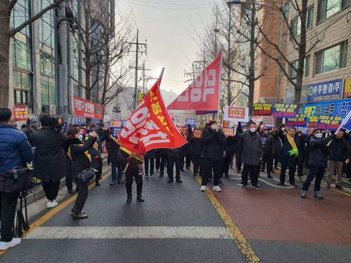 고양 원당 주민들이 7일 시청 정문 앞에서 일산 백석 시청사 이전과 현 시청사 제2청사 설치 등에 반대하는 시위를 하고 있다. 권순명기자