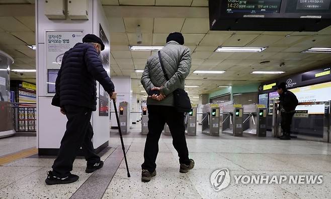 지난 6일 오후 서울의 한 지하철역에서 노인들이 개찰구로 향하고 있다.