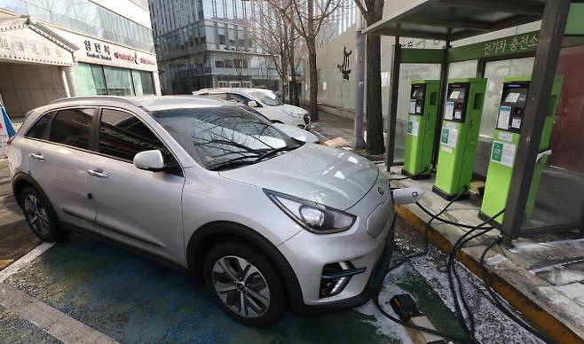 정부가 국산 전기차에 대한 세제 혜택이 미국 보다 크게 뒤처졌다는 일부 언론 보도를 반박했다. 사진은 서울시내 한 전기차 충전소. /사진=뉴스1