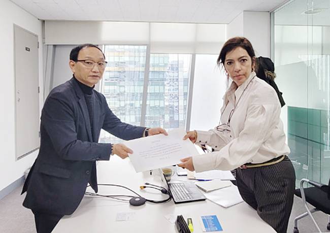 북한에 10년째 억류 중인 김정욱 선교사의 형 김정삼(왼쪽) 씨가 지난 2일 엘리자베스 살몬 유엔 북한인권특별보고관에게 석방을 촉구하는 서한을 전달하고 있다. 김정삼 씨 제공