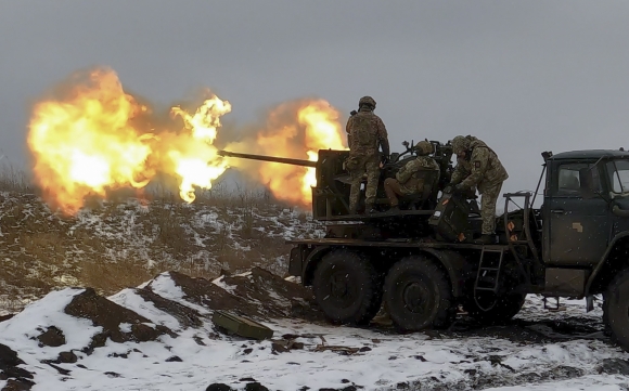 4일(현지시간) 우크라이나 동부 도네츠크 지역의 바흐무트 전장에서 우크라이나 군인들이 대공포를 쏘고 있다. 우크라이나군은 기동성 등 전투력 향상을 위해 구소련 S-60 대공포를 장착했다. 2023.2.4 EPA 연합뉴스