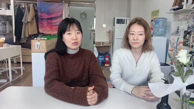 전성신(왼쪽)·박은미 니트생활자 공동대표가 가상의 회사 ‘니트컴퍼니’에 대해 설명하고 있다.