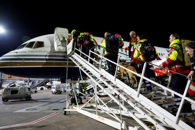 독일 쾰른 본 공항에서 7일 튀르키예 지진 생존자를 찾기 위해 이동 중인 독일 국제구조대(ISAR) 구조대원들이 전세기에 탑승하고 있다. 로이터통신.