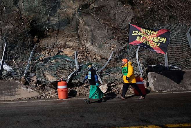 설악산국립공원지키기국민행동의 박그림 대표(녹색연합 공동대표,왼쪽)가 자원봉사자와 함께 강원도 횡성군의 산길을 순례하고 있다. ⓒ시사IN 이명익