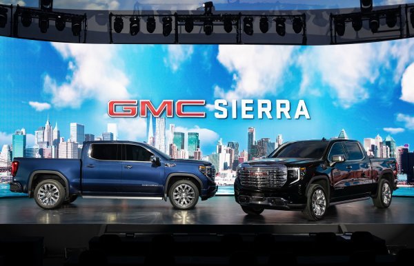GMC의 플래그십 모델인 시에라가 7일 공식 출시됐다. 국내에는 처음 선보이는 풀사이즈 픽업트럭으로 압도적인 크기와 편의사양을 갖췄다.
