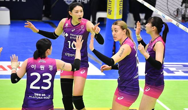 7일 수원체육관에서 열린 현대건설과의 경기에서 환호하고 있는 흥국생명 김연경(왼쪽에서 두번째)과 옐레나(오른쪽에서 두번째). KOVO 제공