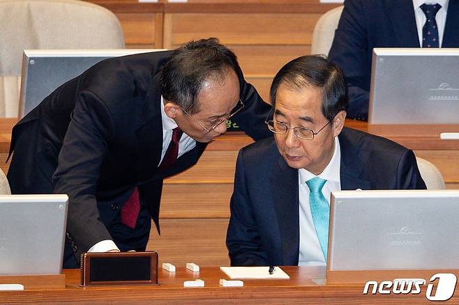 한덕수 국무총리(오른쪽)와 추경호 경제부총리 겸 기획재정부 장관이 7일 서울 여의도 국회에서 열린 제403회 국회(임시회) 제3차 본회의에 출석해 대화하고 있다. 2023.2.7/뉴스1 ⓒ News1 유승관 기자