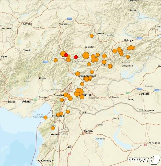 튀르키예 지역의 6일(현지시간) 규모 4.5 이상의 지진 발생 현황, 지역의 붉은색 선은 판의 경계를 나타내고 있다. (미국 지질조사국 제공) ⓒ 뉴스1