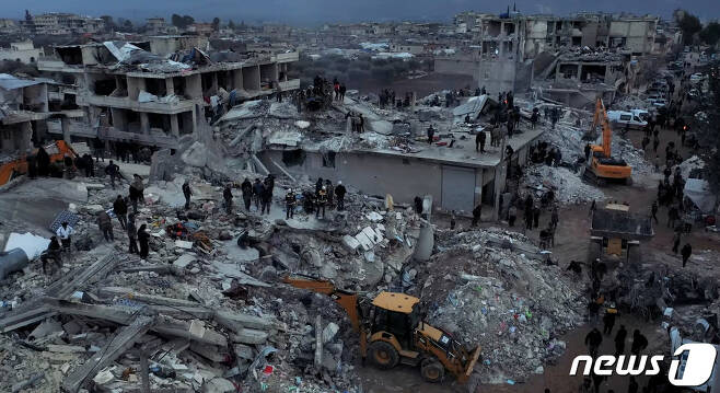 7일(현지시간) 시리아 알레포에서 지진으로 무너진 건물 잔해 위에서 구조 작업이 진행되고 있다. ⓒ 로이터=뉴스1 ⓒ News1 최종일 기자