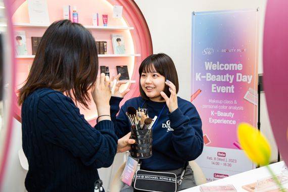8일 오후2시 명동 뷰티플레이에서 진행된 ‘웰컴 K뷰티 데이’에 초청된 외국인 관광객이 퍼스널컬러를 진단받고, 자신에게 어울리는 K뷰티 메이크업 시연을 받고 있다. /사진=한국방문위원회