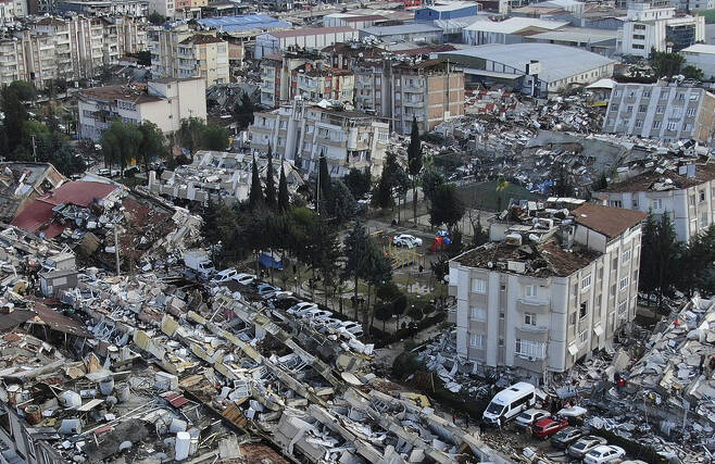 지진으로 폐허가 된 튀르키예 남부 하타이 도심. 연합뉴스