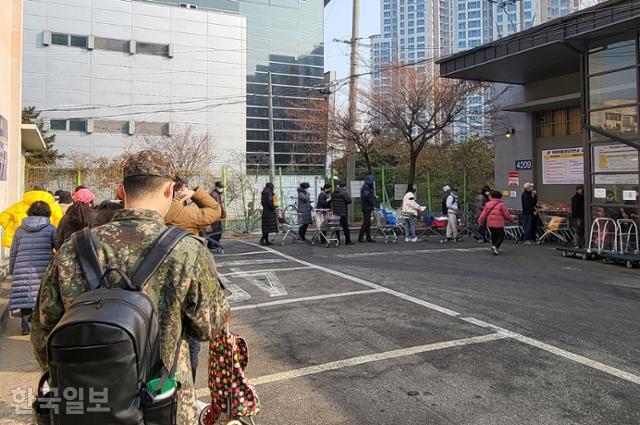 6일 서울 영등포구 신길동에 있는 군 영외마트 대방마트 앞에 장을 보려는 이용객들이 길게 줄지어 서 있다. 나광현 기자